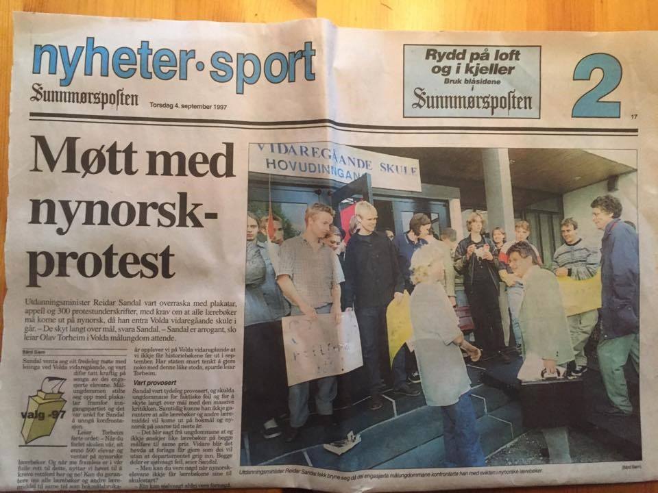 Lærebok-protestar mot undervisningsminister Reidar Sandal, hausten 1997.