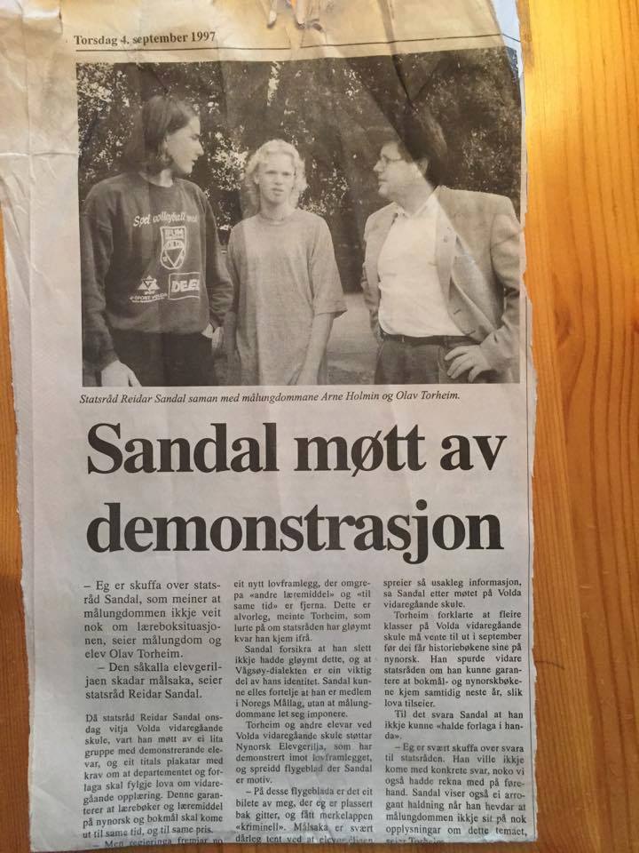 Lærebok-protestar mot undervisningsminister Reidar Sandal, hausten 1997.